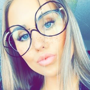 Meet your Posher, Leanna